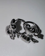 Silver ribbon one touch earring