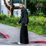 微フレアでプリーツの入った黒のロングパンツ