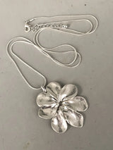 Petal Motion Drop Necklace