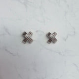 [NMIXX Kyujin Earrings] アーバンバンデージシェイプピアス - Silver Color