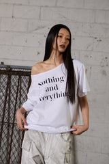 レタリング オーバーサイズ ワンショルダー Tシャツ-ホワイト