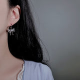 [IZNA ココ Piercing] メルティングリボンハギーズピアス - Silver Color