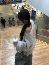 Peto Loose Fit Pendant Lip Neck One-Shoulder Knit