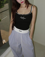 Lace lettering padded sleeveless shirt with a built-in cap