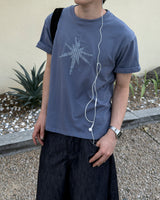 スパーク エンブロイダード グラフィック ショートスリーブ Tシャツ