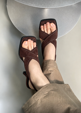 STITCH POINT X SANDALS (BROWN)