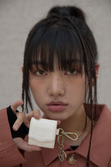 ヴィンテージロゴ AirPods ケース- Ivory
