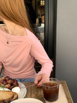 ロエルオフショルダーシャーリングTシャツ