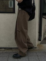 Unbalanced pintuck curved pants