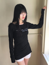 クメンレタリングリップネックスリムロングスリーブTシャツ