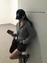 [BELLIDE MADE] ペンダント付きケーブルニットジップアップ