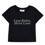 'LESS RULES MORE LOVE' クロップドTシャツ ブラック (ホットフィックス) [WOMAN]