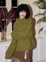 Relaxed and retro collarless sweater with a laid-back vibe