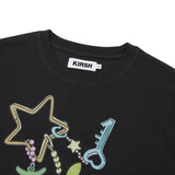 KIRSH X SUNONEBIRDグラフィックリーズフィットTシャツ - チャコール