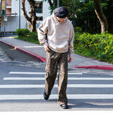 レトロなヒョウ柄のデニムパンツ