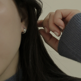 Hug earring (silver)