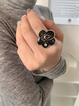 Black flower point ring