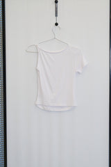 アシンメトリックツイステッドショルダートップ (White)