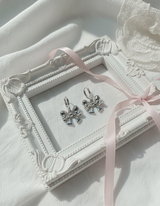アドラーブルリボンハギーズピアス