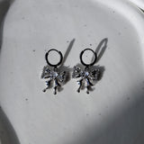 [IZNA ココ Piercing] メルティングリボンハギーズピアス - Silver Color