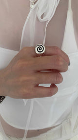 Flat spiral bold ring