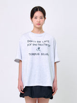 マッドハッターTシャツ (リラックスフィット)_ホワイトメランジ