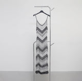 [NONCODE] V-patterned sleeveless dress
