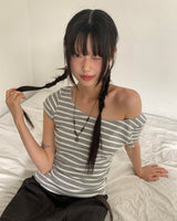 アンゾストライプオフショルダーショートスリーブTシャツ