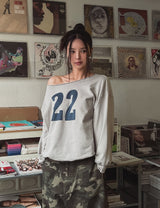22 Cutting Off-Shoulder Sweatshirt