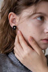 Gleaming knit flower earring (Black)