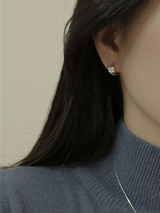 Hug earring (silver)