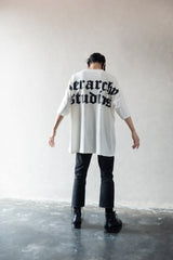 Hierarchy Studios - ホワイトワイドロゴオーバーサイズTシャツ