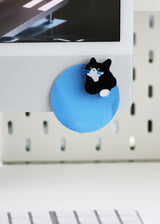 Magnet tuxedo cat