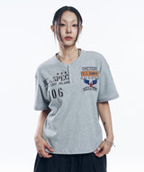 ミリタリーエンブレムヘンリーネッククロップドTシャツ - グレー