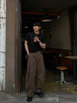 Unbalanced pintuck curved pants