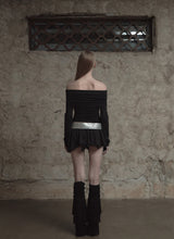 Eyelet off shoulder T (Black)