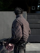 RELABELインタラクティブ (Black Bone)Vカット ボーンストラクチャー マッスル90 レイヤード リブニット ダウンジャケット