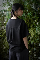 ESSENTIAL PLEAT U-NECK 1/2 TEE (Black)