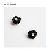Gleaming knit flower earring (Black)