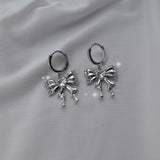 [IZNA ココ Piercing] メルティングリボンハギーズピアス - Silver Color