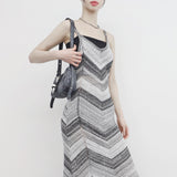[NONCODE] V-patterned sleeveless dress