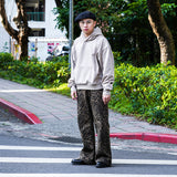 レトロなヒョウ柄のデニムパンツ