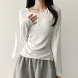 Waistline 🤍 Long-sleeved T-shirt with side shirring slits up to the forearm cover
