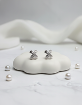 [NMIXX Kyujin Earrings] アーバンバンデージシェイプピアス - Silver Color