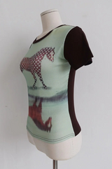 DOTTED HORSE GRAPHIC SLIM TEE