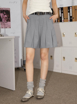 Solid color versatile pleated casual capri pants