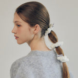 MINI VELVET SCRUNCHIE (WHITE)