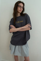 ティルロゴTシャツ_チャコール