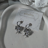 [IZNA ココ Piercing] メルティングリボンハギーズピアス - Silver Color