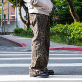 レトロなヒョウ柄のデニムパンツ